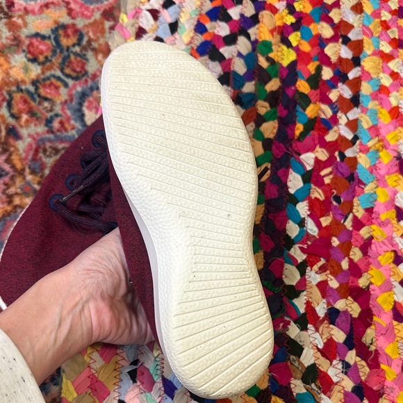 Women’s Allbirds Burgundy Sneakers Size 5 Navy Trim - Picture 3 of 7